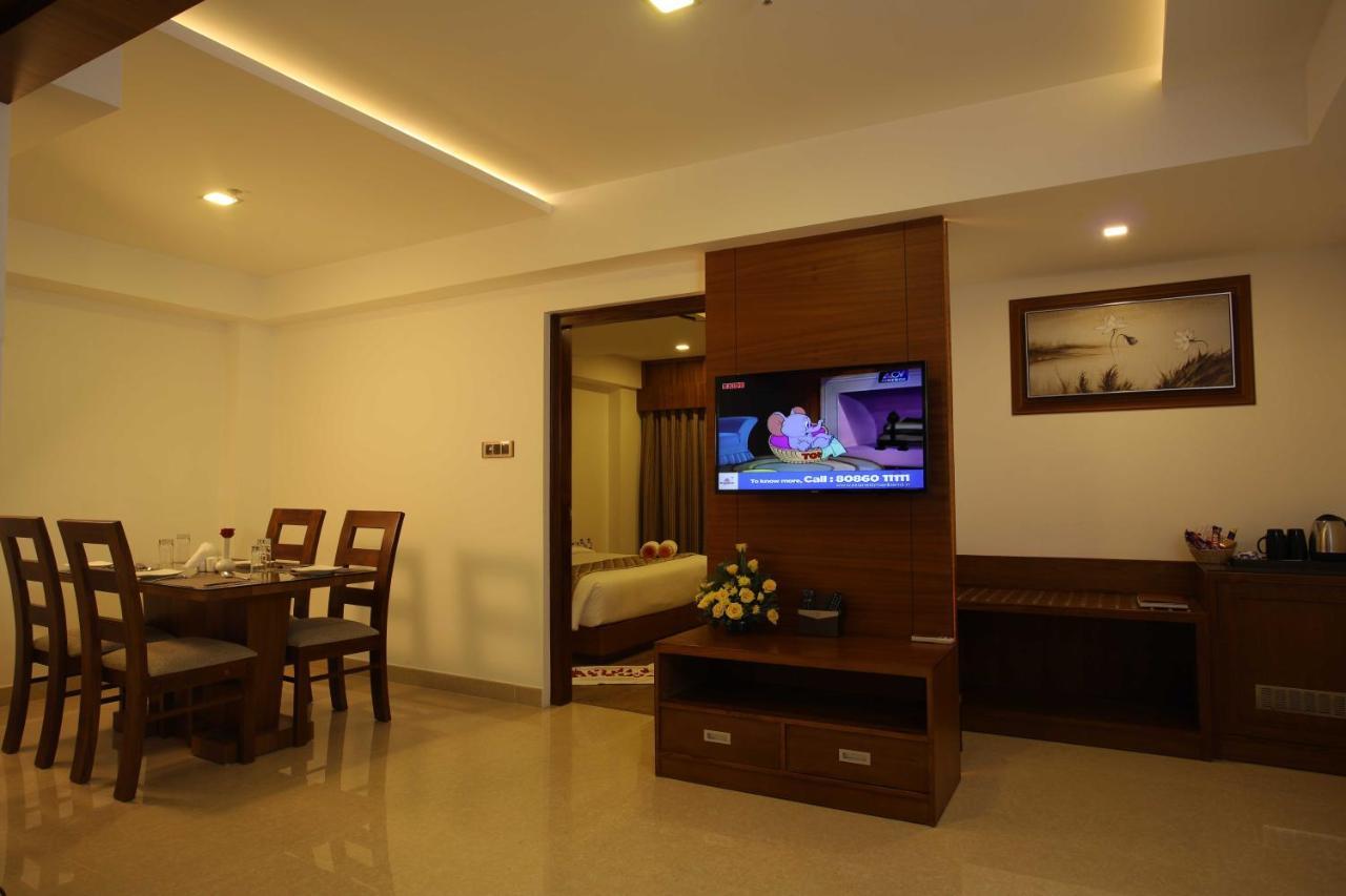 Hotel Karthika Park Kazhakuttam Kültér fotó