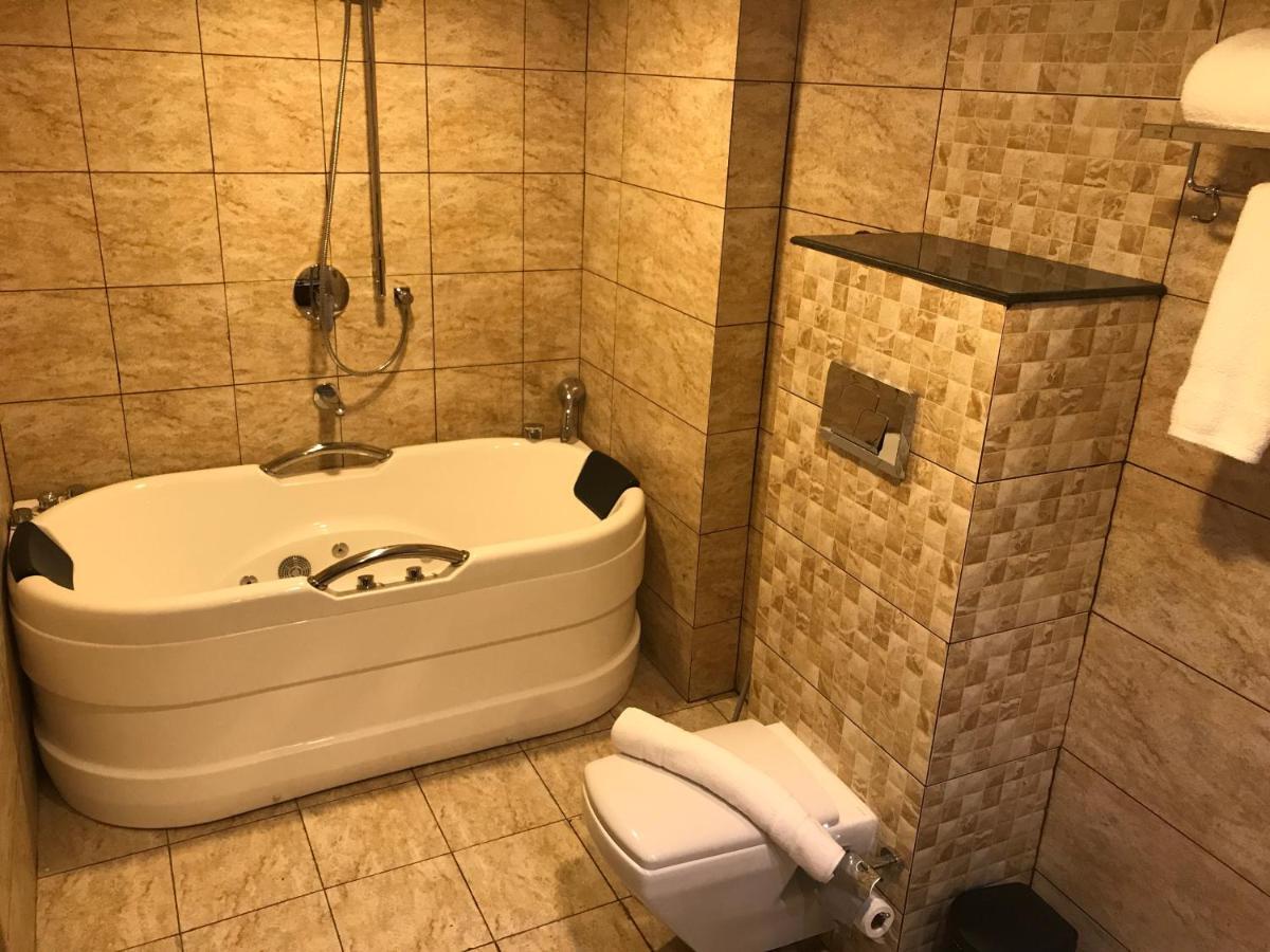 Hotel Karthika Park Kazhakuttam Kültér fotó
